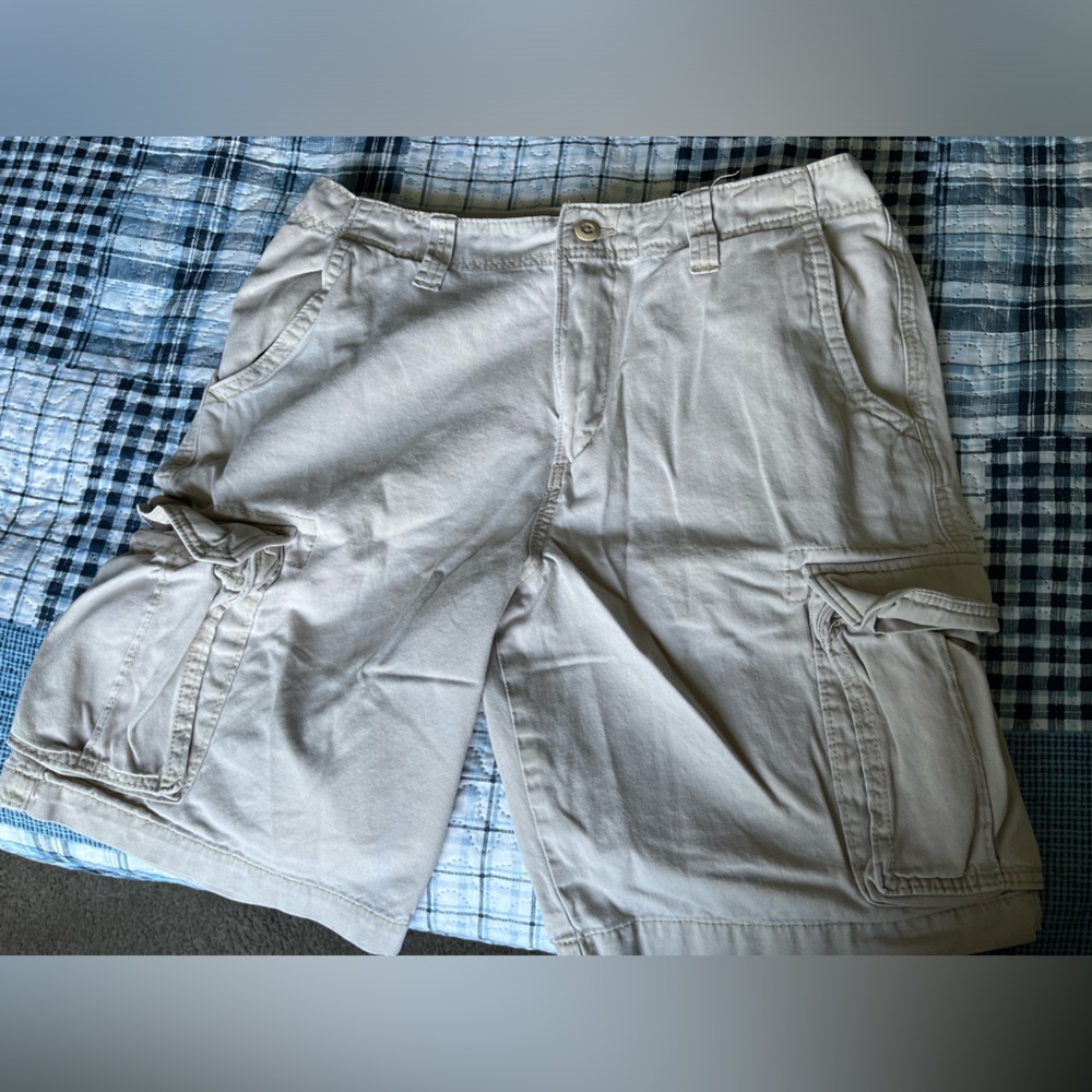 Bundle of 2 Old Navy Men’s Cargo Shorts Waist 34 Inseam 10 inches Tan and Grey
